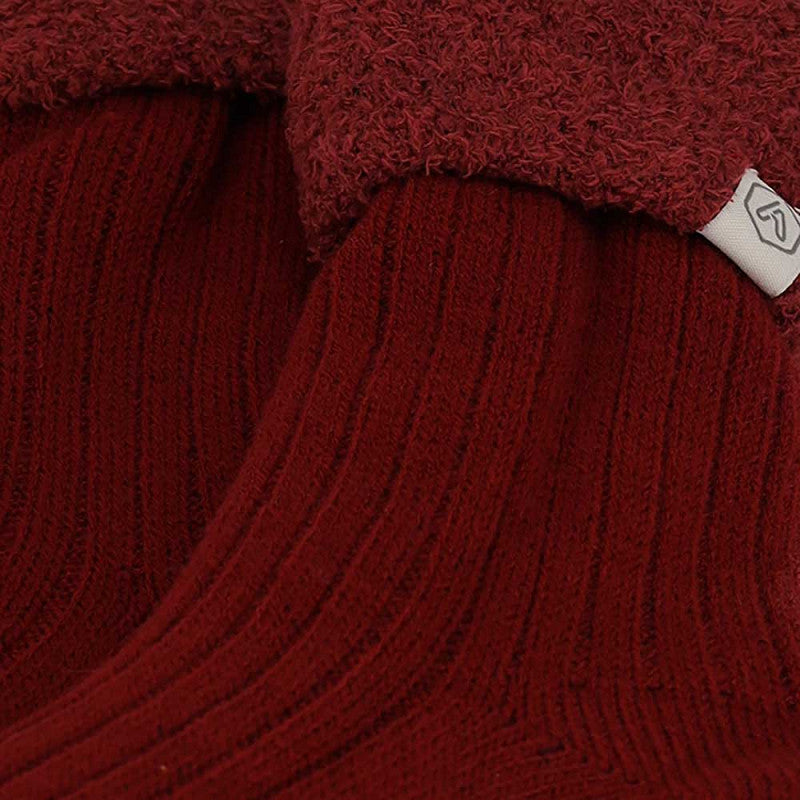 Vrouw draagt Apollo viscose huissokken in burgundy voor stijlvol comfort thuis