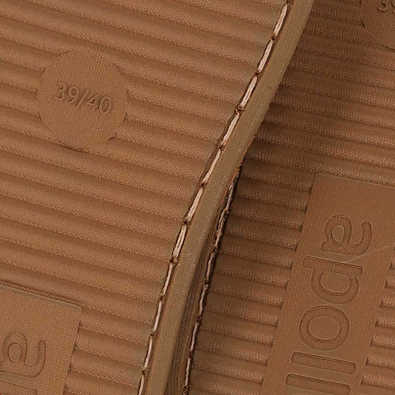 Onderkant van Apollo boots sloffen toont de stevige antislip zool voor veilige grip binnenshuis