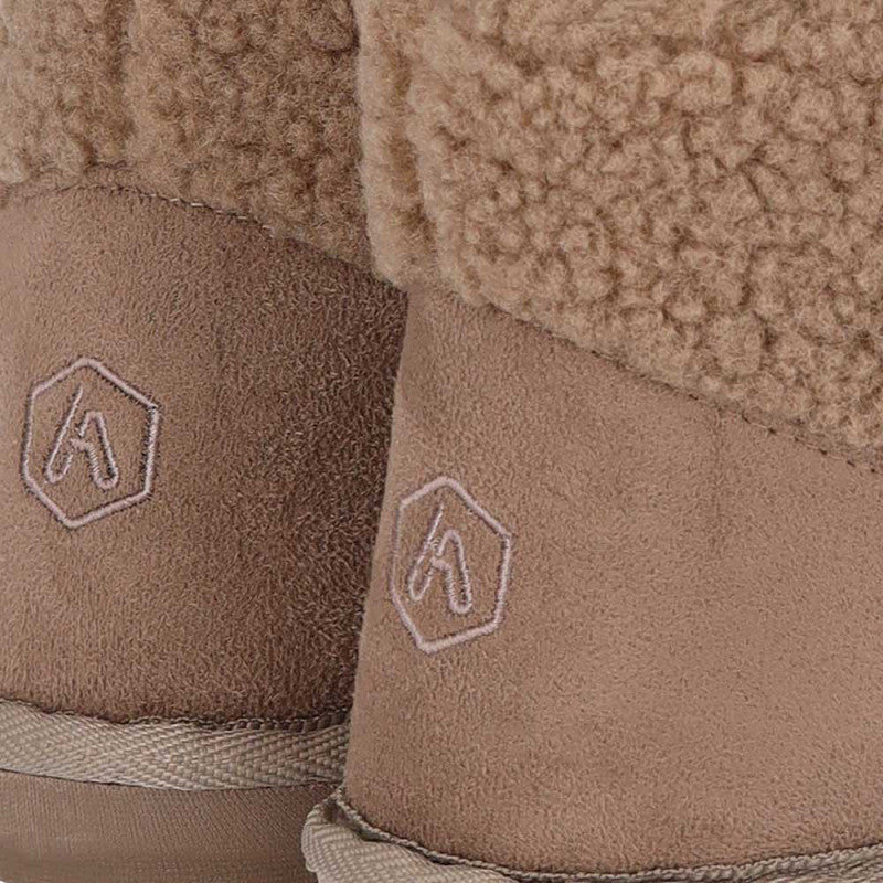 Close-up van het zachte Teddy materiaal van Apollo dames boots sloffen met fluffy textuur