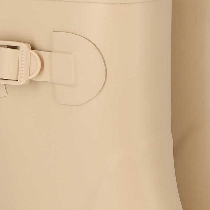 Close-up van de stijlvolle riem detail op XQ Ladies Rubber Rain Boots