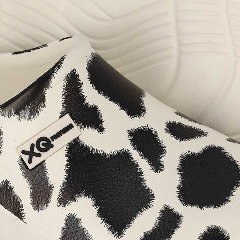 Close-up van koeienprint op XQ dames tuinklompen