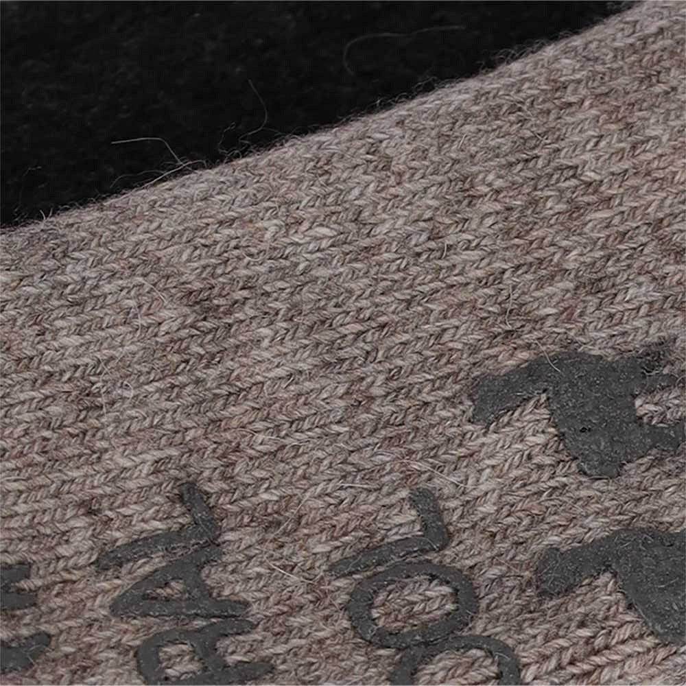 "Close-up detail van zachte alpaca wol textuur - Apollo huissokken kwaliteit"