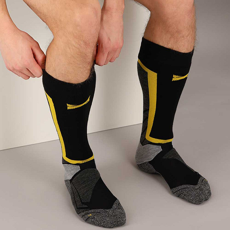 Xtreme Snowboard sokken grijs geel gedragen in snowboardschoenen