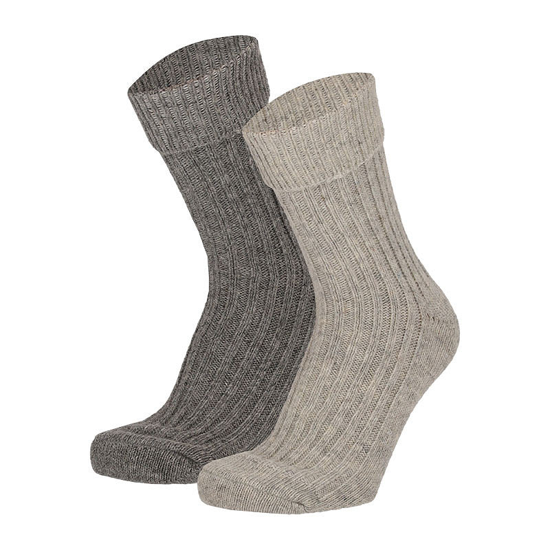 Vrouw draagt grijze Apollo alpaca sokken voor warme en comfortabele voeten