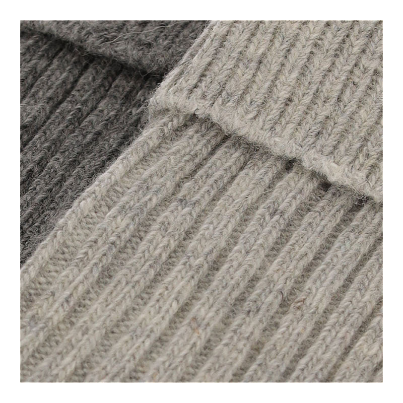 Close-up van grijze Apollo alpaca sokken toont de zachte wol textuur en kwaliteit
