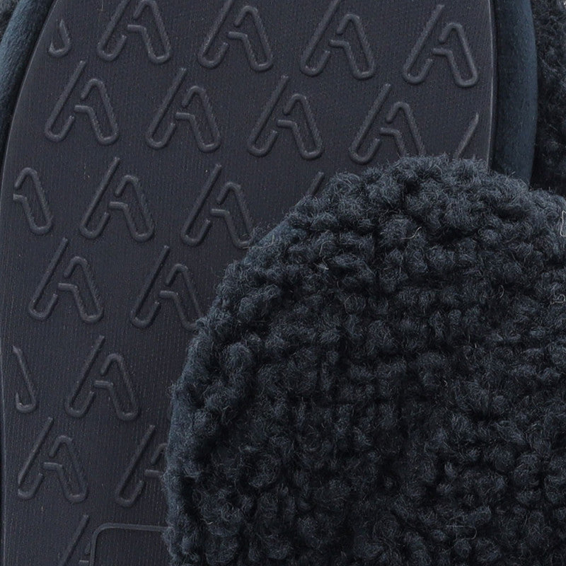 Close-up van het zachte teddy materiaal van Apollo kinderen huissloffen in blauwe kleur