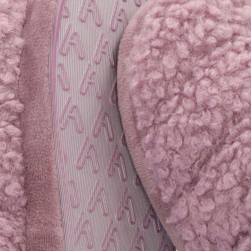 Close-up van het zachte teddy materiaal van Apollo kinderen huissloffen in roze kleur