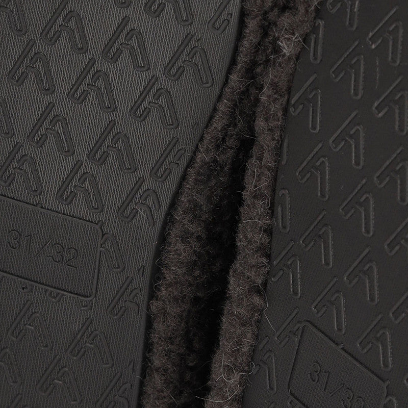 Onderkant van Apollo kinderen teddy sloffen toont de stevige antislip zool voor veilige grip