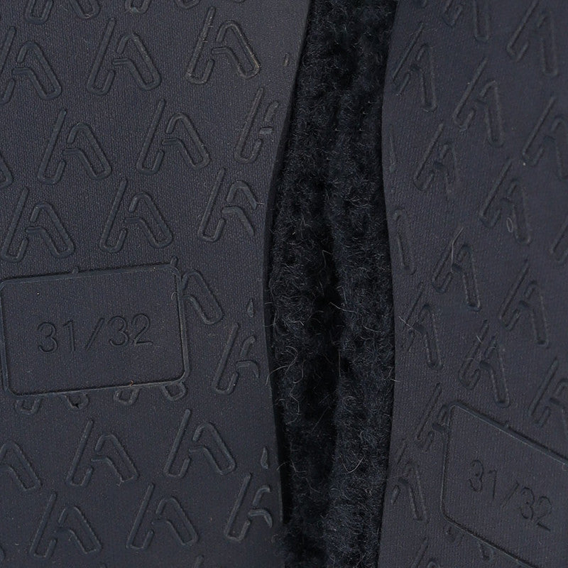 Onderkant van Apollo kinderen teddy sloffen toont de stevige antislip zool voor veilige grip