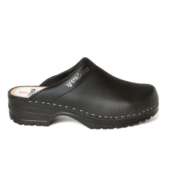 De Strovels 303 PU Open Zwart is een zwarte PU leren klomp met een gesloten teen, lage hak, dikke zool, witte stiksels, orthopedisch voetbed voor comfort en Strovels branding - perfect voor de agrarische sector.