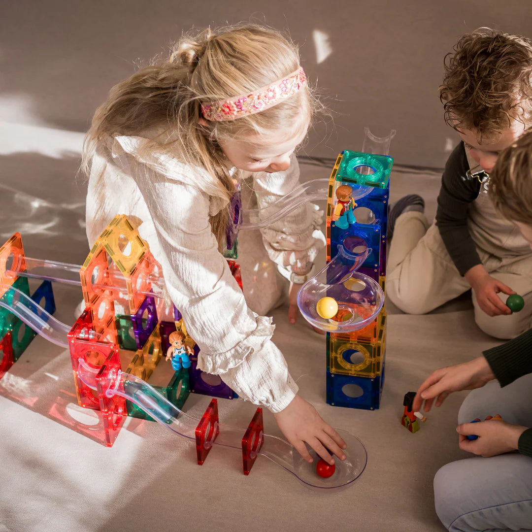 Knikker rolt door zelfgebouwde baan van Gladi Magnetic Tiles knikkerbaan set
