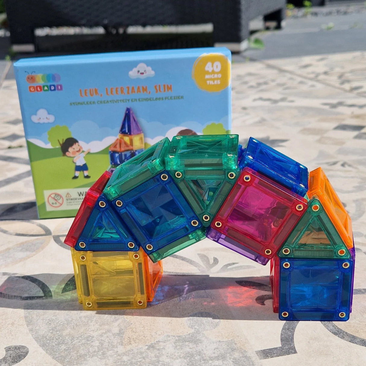 Close-up van micro formaat magnetische tegels vergeleken met standaard Gladi Magnetic Tiles