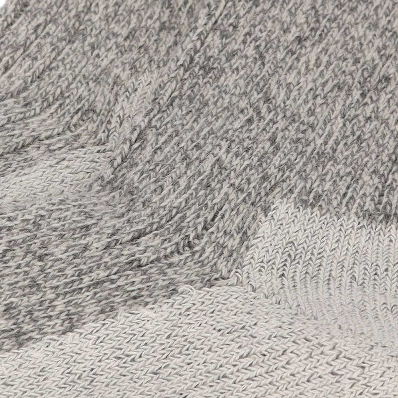 Close-up van een gestructureerde, gebreide stof in licht- en donkergrijs, met de nadruk op het zachte, knusse patroon van Angro Heren werksokken 100% Wol-ideaal als warme werksokken voor extra comfort in veiligheidsschoenen.