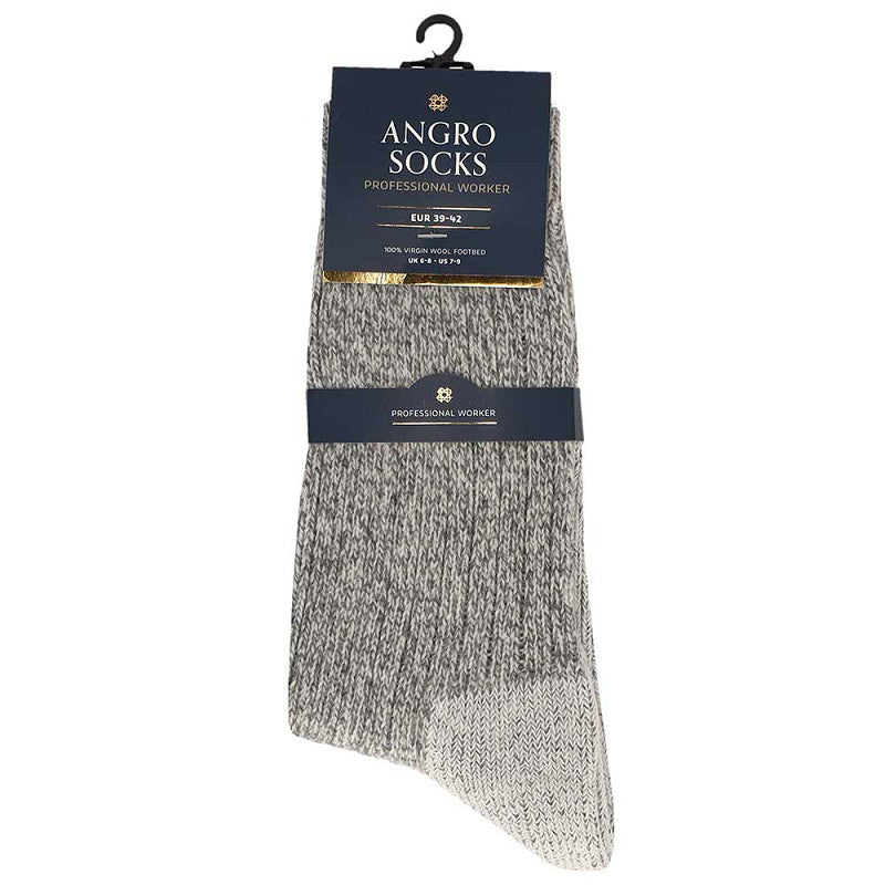 Een paar grijze Angro Heren werksokken 100% Wol met witte hakken, voorzien van een donkerblauw ANGRO SOCKS Professional Worker label en maatinfo. Deze warme wollen sokken bieden comfort en duurzaamheid voor werkomgevingen.