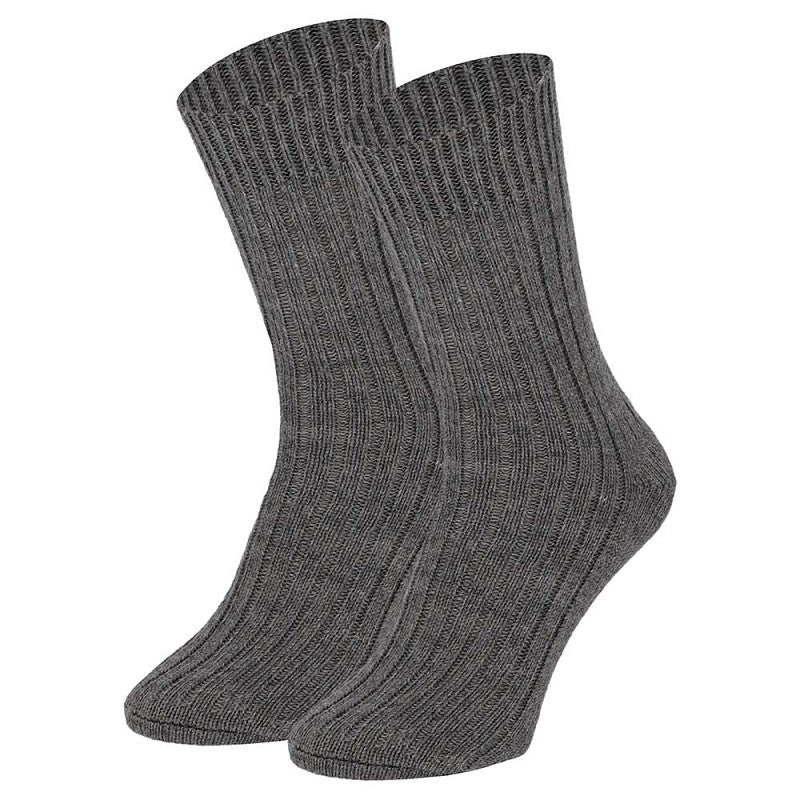 Een paar grijze, geribde Angro Heren werksokken 50% Wol/Meraklon, crew-lengte en rechtopstaand met zichtbare textuur-perfecte warme sokken voor de hele dag comfort en duurzaamheid op het werk.