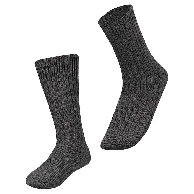 Twee geribbelde, donkergrijze Angro Heren werksokken 50% Wol/Meraklon staan rechtop op een witte achtergrond-perfecte warme sokken voor veiligheidsschoenen.