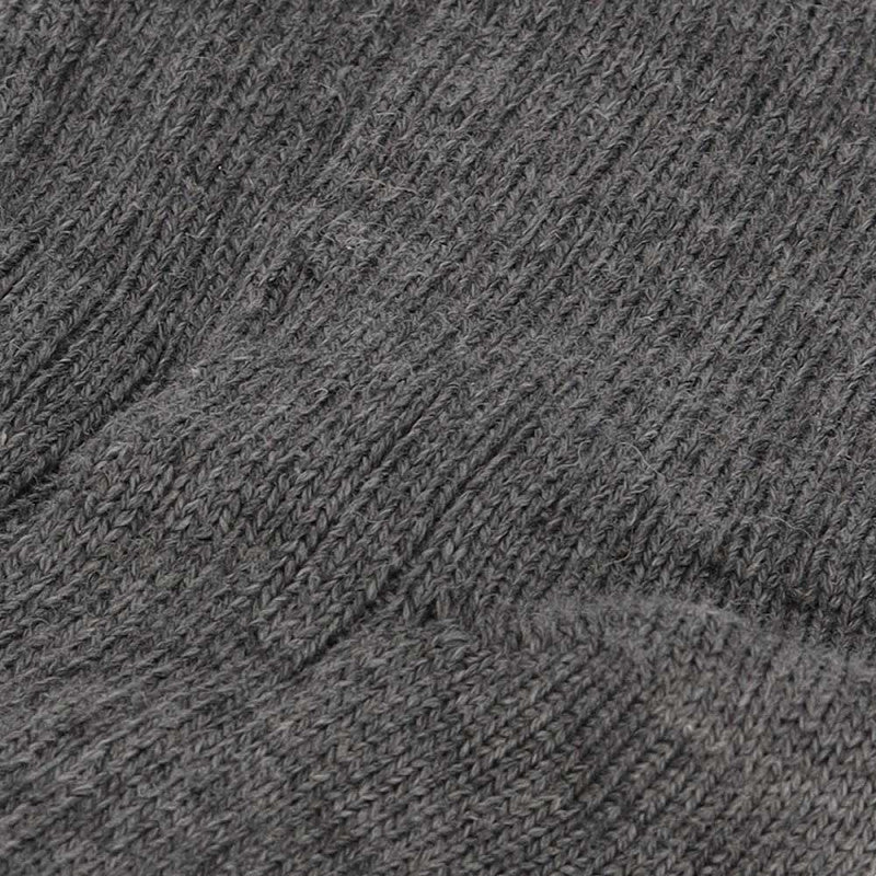 Close-up van grijze gebreide stof, met de nadruk op zachte, gedetailleerde steken van Angro Heren werksokken 50% Wol/Meraklon-ideaal voor warmte en comfort in veiligheidsschoenen.