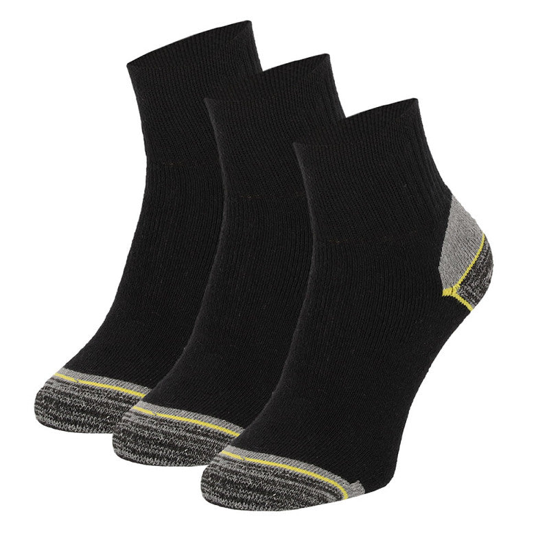 Drie paar Apollo Heren werksokken halfhoog in zwart met grijze tenen en hakken, plus een gele streep bij de teen en hiel, zijn netjes gerangschikt en overlappen elkaar. Dit is een 3-pack werksokken van hoge kwaliteit.