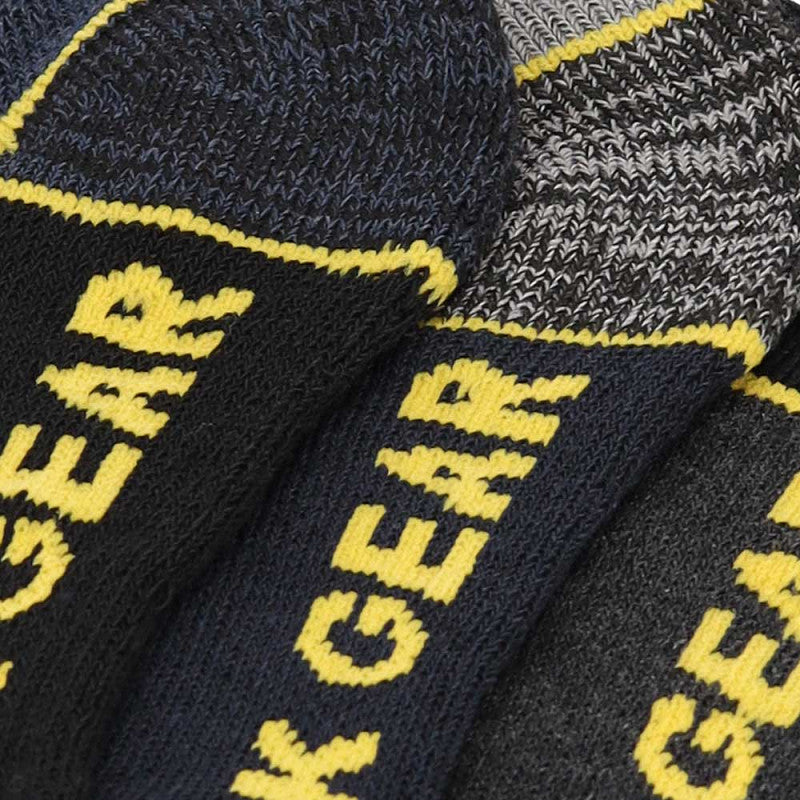 Een close-up van meerdere paren Apollo Heren werksokken laag 3-pack in donkere kleuren, gemarkeerd door gele boorden en de woorden GEAR en X GEAR geweven in geel op de sokken.