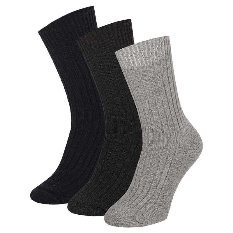 Drie paar Apollo Heren werksokken met badstof binnenkant 3-pack in zwart, donkergrijs en lichtgrijs staan rechtop naast elkaar op een witte achtergrond. Gemaakt van een gerecyclede wolblend met een zacht badstof voetbed voor de hele dag comfort.
