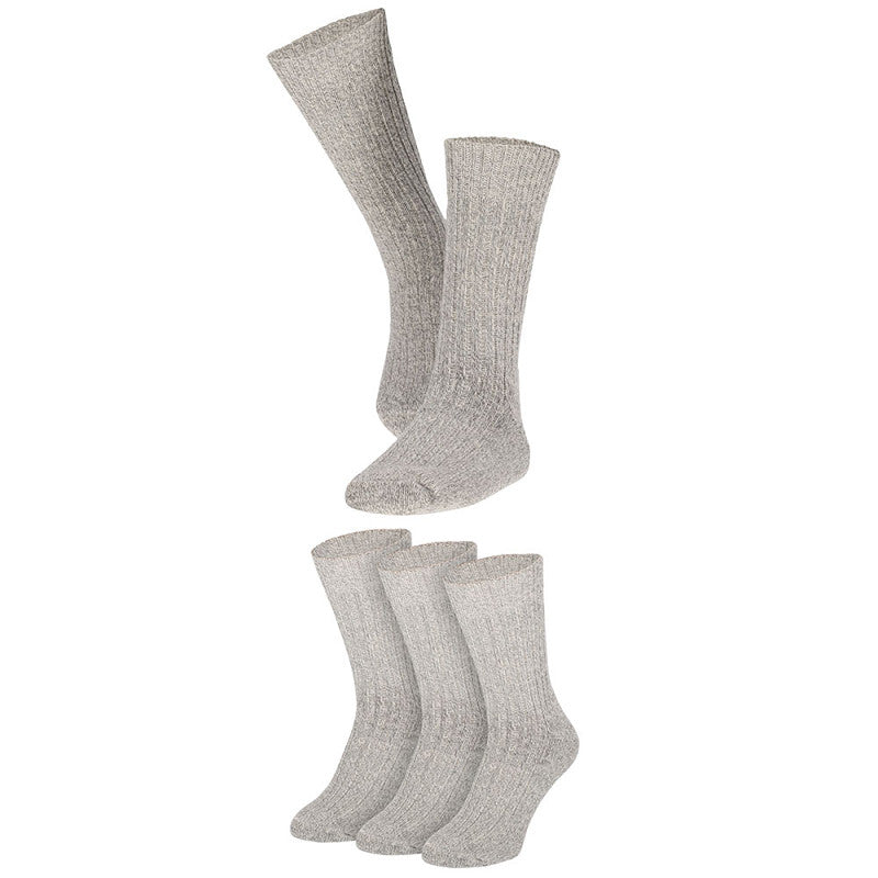 Drie paar dikke, lichtgrijze Apollo Noorse Sokken Heren zijn afgebeeld tegen een witte achtergrond, met twee paar overlappend bovenaan en één paar naast elkaar onderaan.