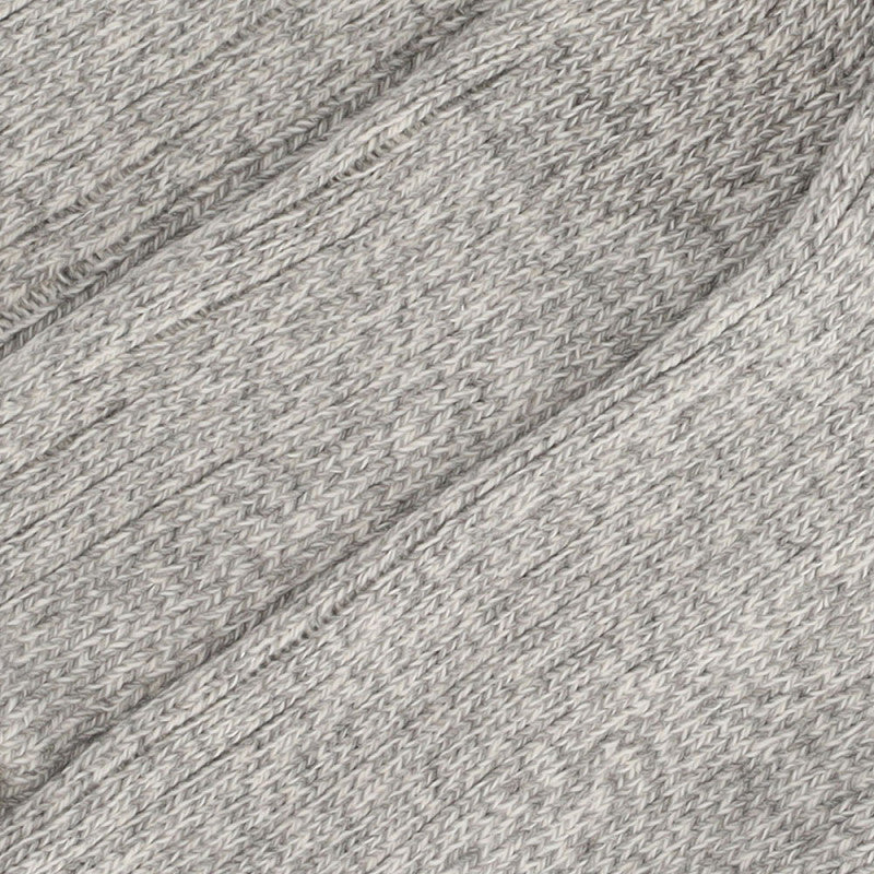 Close-up van de Apollo Noorse Sokken Heren - 3-pack in lichtgrijs, met een grof breisel met geribde, diagonale lijnen en een zachte, knusse look geïnspireerd op traditionele Noorse sokken.