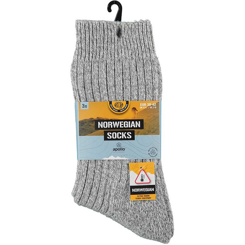 Een 3-pack dikke, grijze, grof gebreide Apollo Noorse Sokken Heren met zwarte hangers en een verpakking met het label Norwegian Socks by Apollo, gemaakt van gerecyclede wol, met informatie over de maat en extra warme eigenschappen.