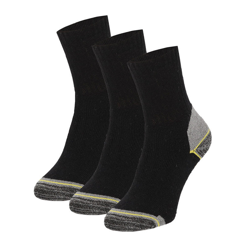 Drie paar Apollo Heren werksokken 3-pack, zwarte sokken met grijze hielen en tenen plus gele accenten, staan rechtop tegen een witte achtergrond. Gemaakt van gerecycled katoen en ideaal voor dagelijks gebruik.
