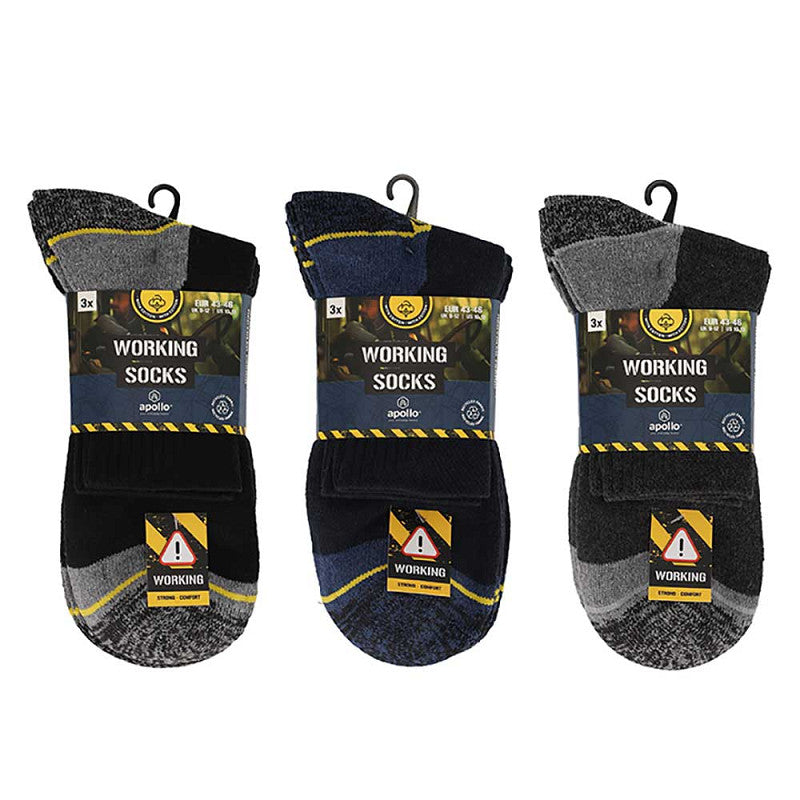 Drie pakken Apollo Heren werksokken halfhoog 3-pack, elk met drie paar donkerkleurige werksokken met gele accenten, staan rechtop met hun verpakkingslabels zichtbaar.