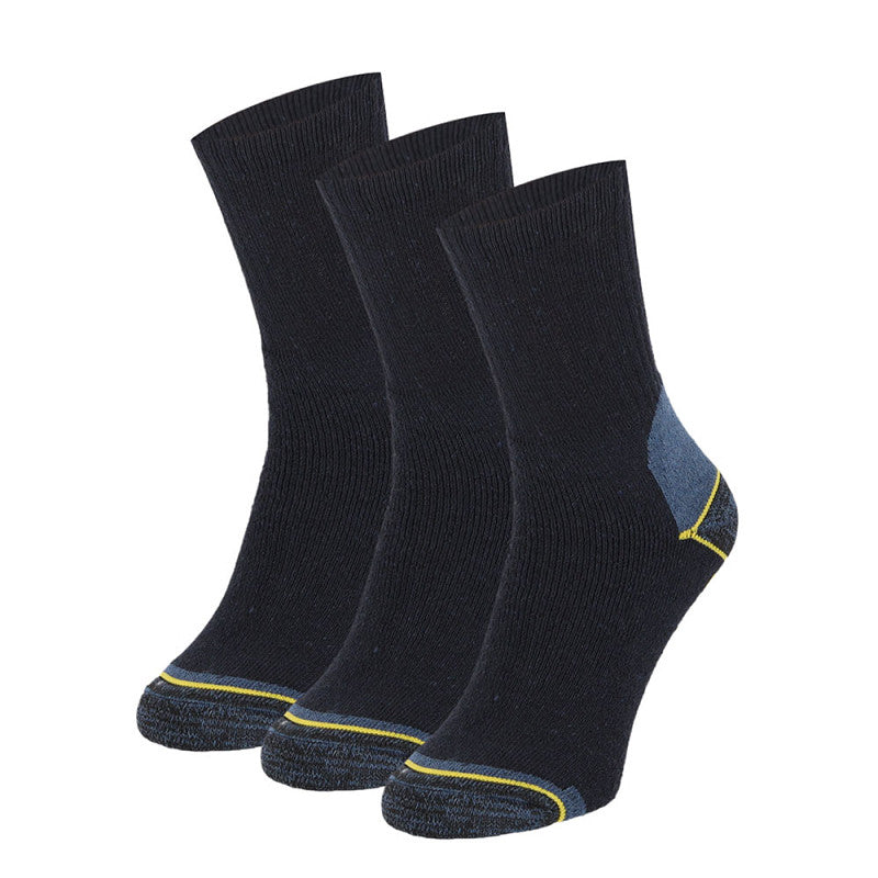 Drie paar Apollo Heren werksokken (3-pack) met zwarte kleur, blauwe hielen, grijze tenen en gele rand, rechtop en verspringend opgesteld op een witte achtergrond. Gemaakt van gerecycled katoen voor extra comfort.
