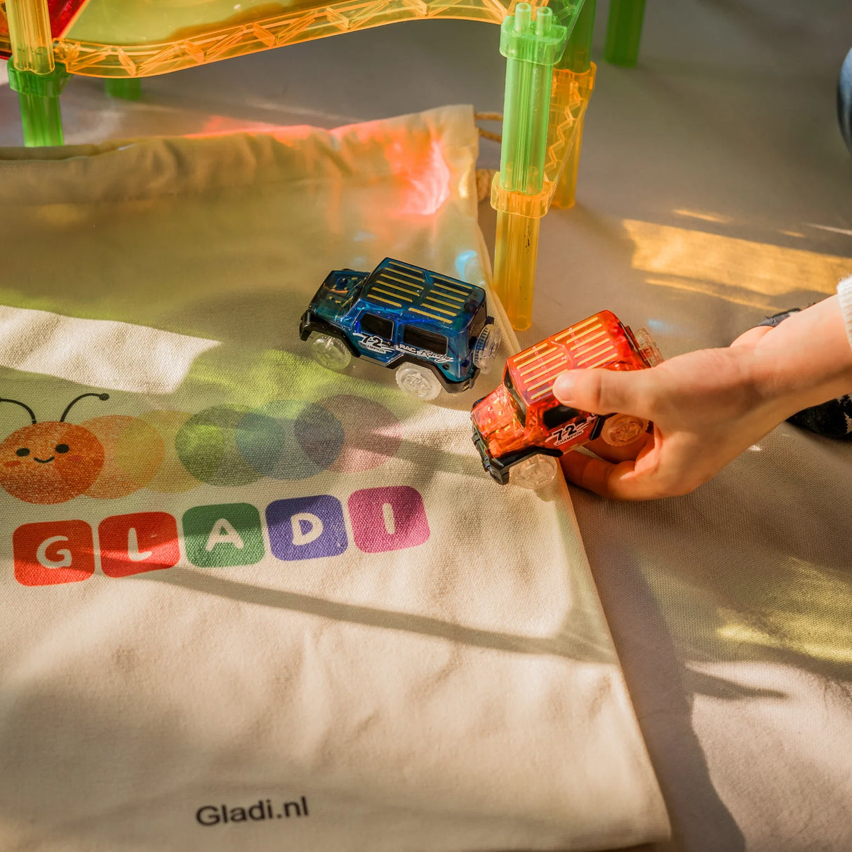 Close-up van 2 kleurrijke racebaan auto's compatibel met Gladi Magnetic Tiles