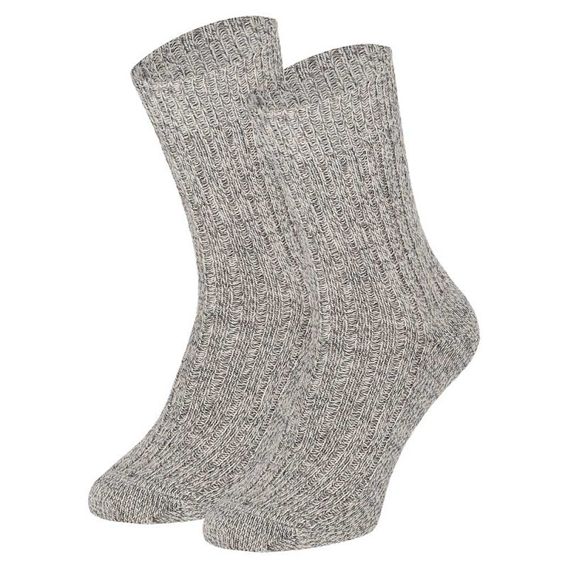 Een paar dikke, grijze, ribbelgebreide Angro Heren werksokken 50% Wol/Meraklon staan rechtop tegen een witte achtergrond-perfecte sokken voor veiligheidsschoenen.