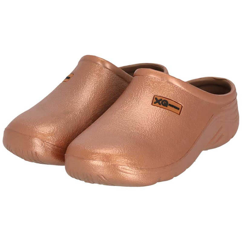 De XQ Tuinklompen Dames Parelmoerglans Brons zijn lichtgewicht, slip-on bronzen tuinklompen voor dames met een parelmoerglans, EVA-structuur, gesloten teen en XQ-logo op de zijkant.