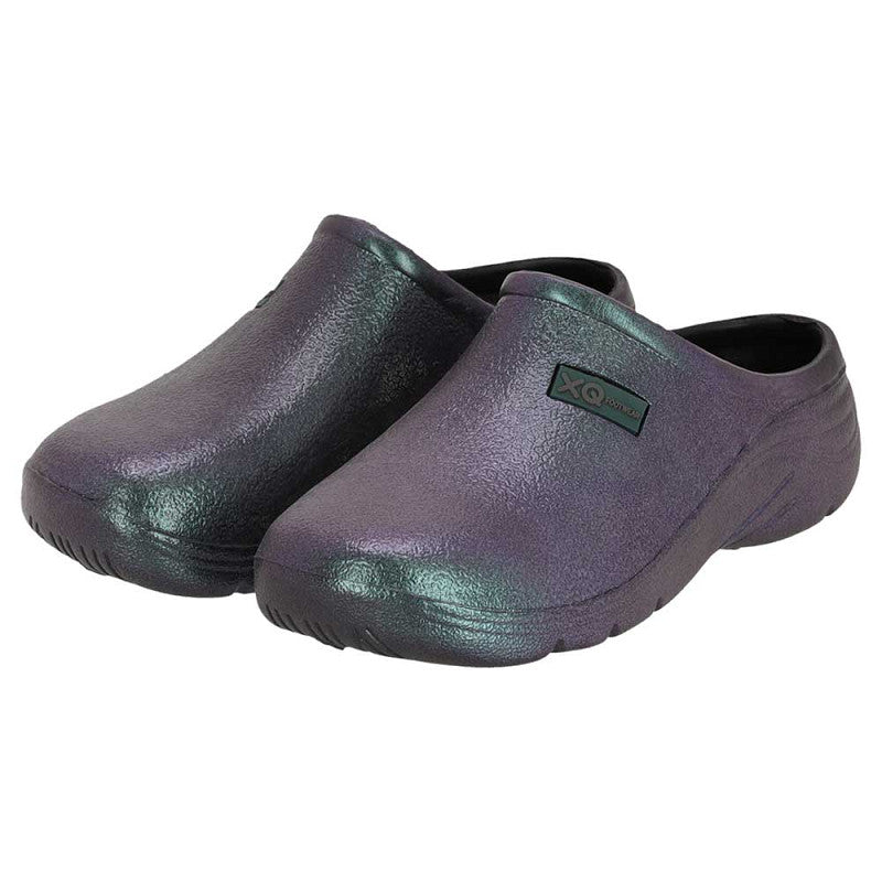 De XQ Tuinklompen Dames Parelmoerglans Zwart zijn lichtgewicht slip-on clogs met een ontwerp met gesloten teen, lichte hak, antislipzool en het XQ Footwear-logo op de zijkant. Gemaakt van EVA-kunststof in een parelzwarte afwerking.
