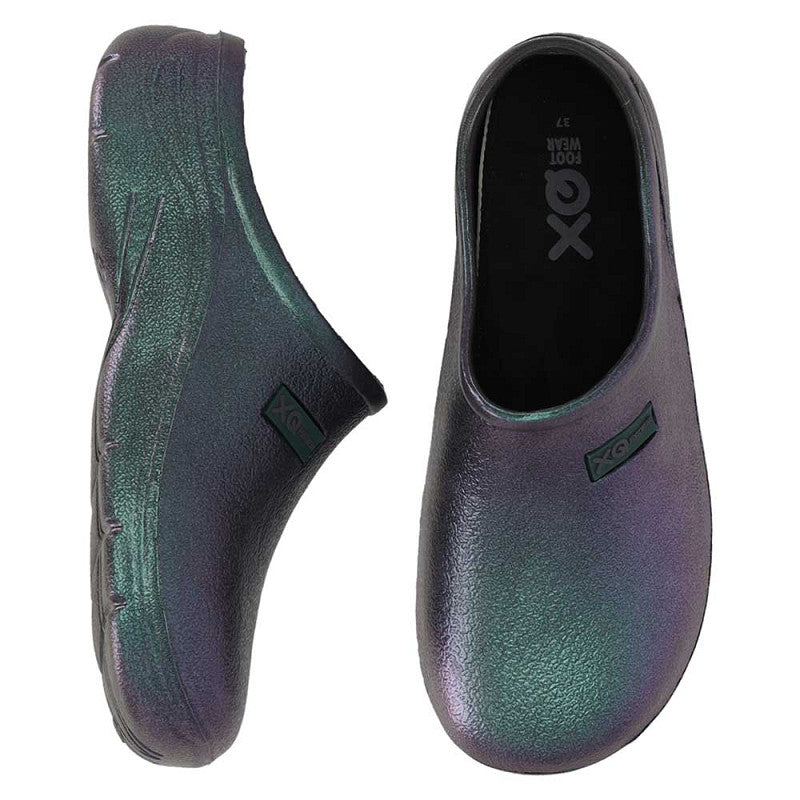 Een paar XQ Tuinklompen Dames Parelmoerglans Zwart instapklompen getoond vanaf de zijkant en bovenkant, gemaakt van lichtgewicht EVA-kunststof met een gestructureerd oppervlak, antislip zool en een logo bij de opening op elke schoen.