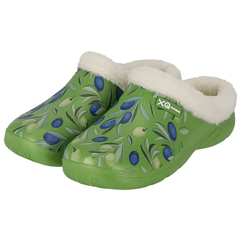 De XQ Tuinklompen Dames - Met Bontje & Olijvenprint zijn groene slippers met een warme witte fluffy voering, versierd met olijf- en olijfbladprints en voorzien van het XQ Footwear-label aan de zijkant.