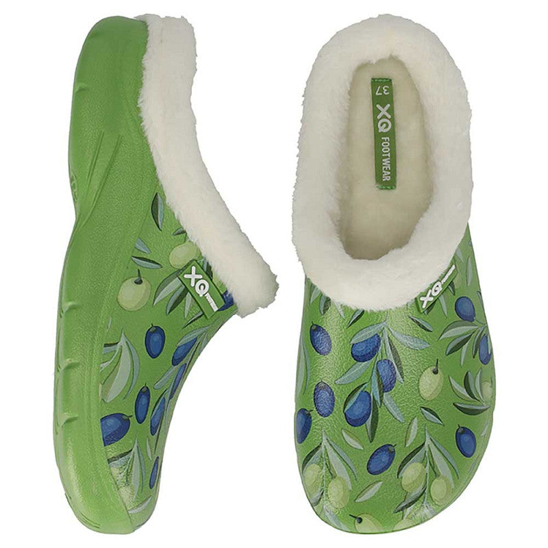Een paar groene XQ Tuinklompen Dames slip-on clogs met bontje, met witte voering van imitatiebont en een blauwe en groene olijvenprint met bladeren op het oppervlak.