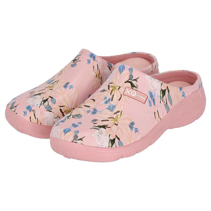 De XQ Tuinklompen Dames met Bloemenprint zijn lichtgewicht, waterafstotende instapklompen in roze met een bloemenprint van lichtgele, blauwe en groene bloemen en bladeren. Ze hebben ronde neuzen en dikke zolen.