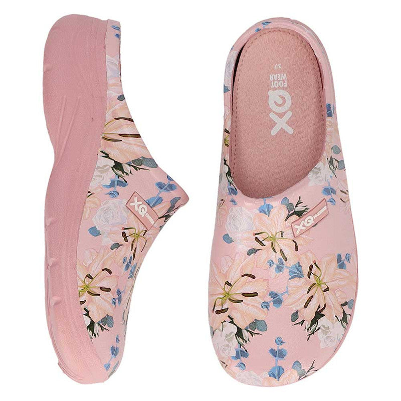 Een paar XQ Tuinklompen Dames met Bloemenprint- Instapmodel & Lichtgewicht in roze met een bloemenprint in lichtroze, wit en blauw, voorzien van een merklogo aan de zijkant en witte merkopdruk op de binnenzool.