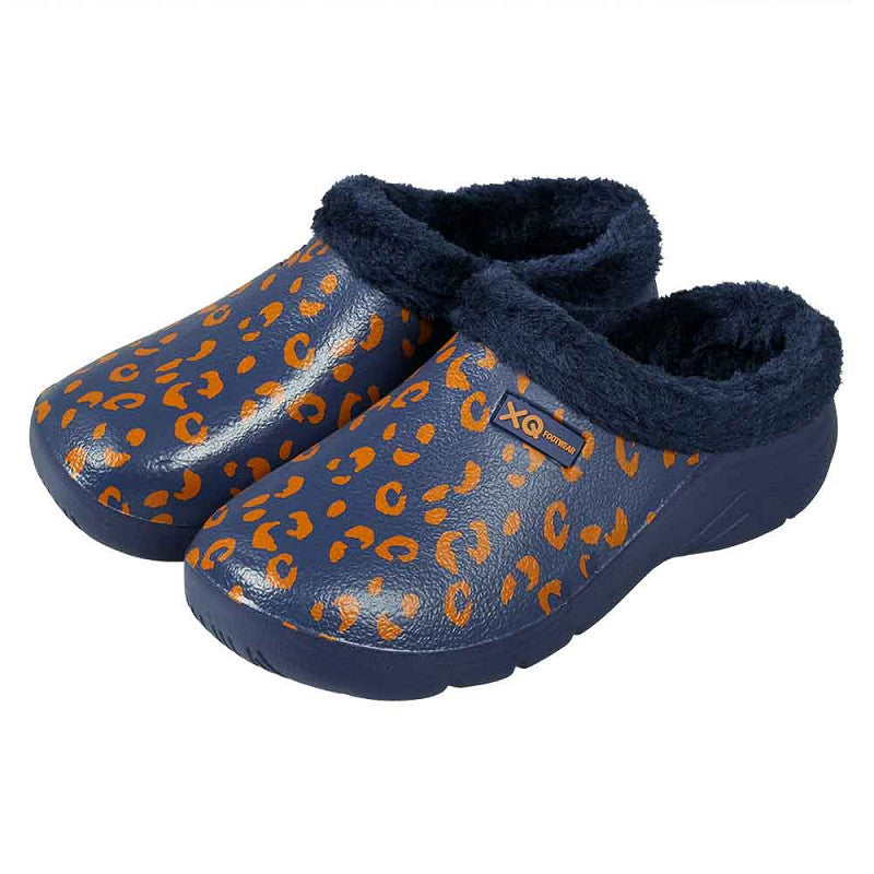 De XQ Tuinklompen Dames Met Bontje - Luipaardprint Navy zijn marineblauwe klompen met oranje luipaardprint, pluche donkerblauwe voering, gesloten tenen en een XQ Footwear label.