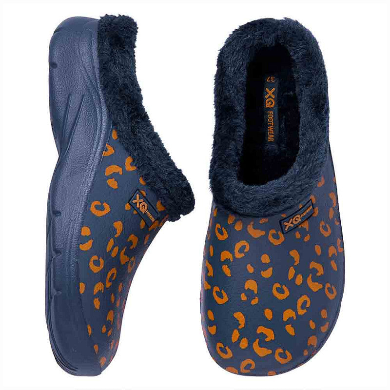 Een paar XQ Tuinklompen Dames Met Bontje - Luipaardprint Navy, bestaande uit marineblauwe slip-on klompen met oranje luipaardvlekken en een zwarte donzige voering - ideale warme klompen voor knus comfort, getoond op een witte achtergrond.