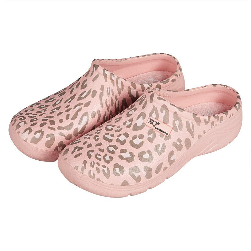De XQ Tuinklompen Dames met Luipaardprint roze zijn lichtgewicht instapklompen in roze met lichtbruine en beige luipaardprint, en hebben een klein logo op de zijkant.