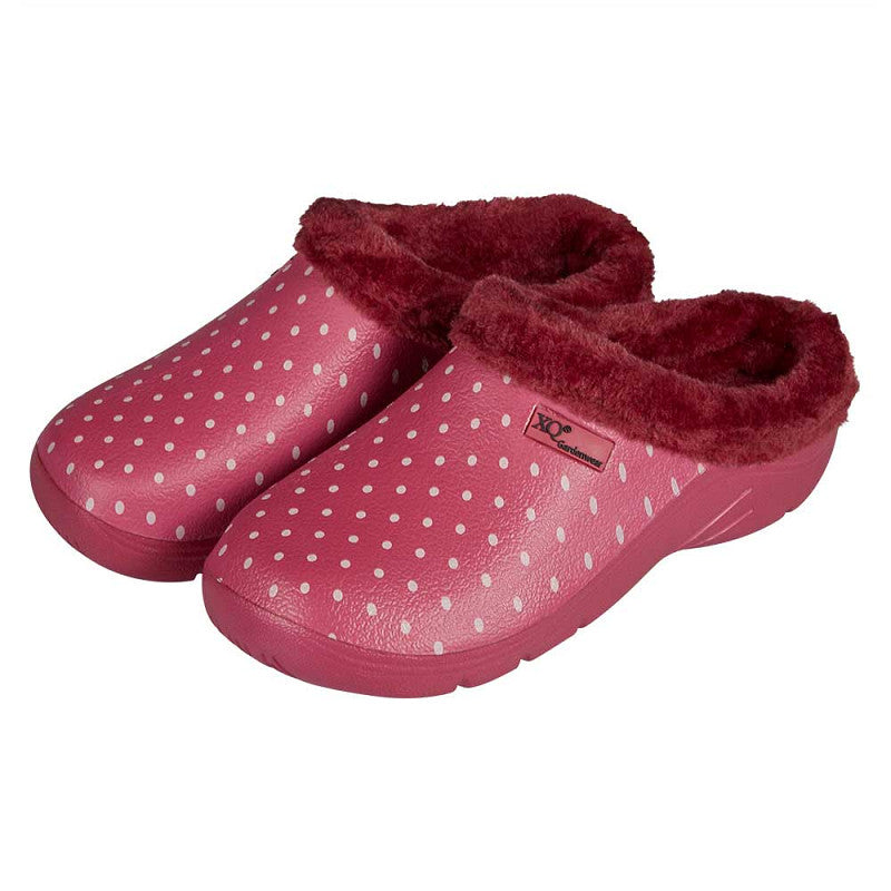 De XQ Tuinklompen Dames Met Bontje en Stippenprint zijn lichtgewicht instapklompen met roze stippen, witte polka dots en een donkerrode, zachte voering. Ze hebben een gesloten neus en platte zool voor comfort en warmte.
