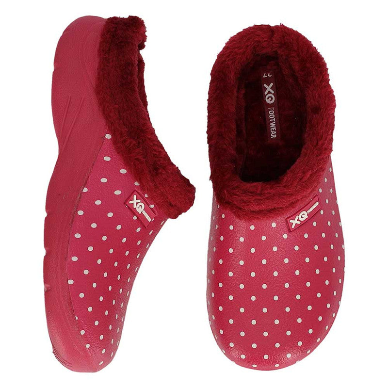 De XQ Tuinklompen Dames Met Bontje en Stippenprint - Instapmodel & Lichtgewicht, getoond in zij- en bovenaanzicht, hebben een rood ontwerp met witte stippen en een pluizige voering-perfect als warm gevoerde klompen of tuinschoenen voor dames.