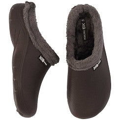 Een paar XQ Tuinklompen Dames Met Bontje Bruin, lichtgewicht slip-on clogs voor dames, getoond vanuit zij- en tophoeken, met zachte voering van imitatiebont en antislipzool met het XQ-logo aan de zijkant.