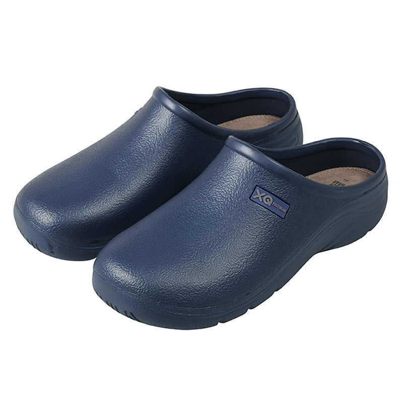 De XQ Tuinklompen Heren Navy zijn lichtgewicht slip-on tuinklompen in donkerblauw, met een gesloten teen, open hiel, waterafstotend materiaal, antislipzool voor grip en een klein logolabel op elke bovenkant.