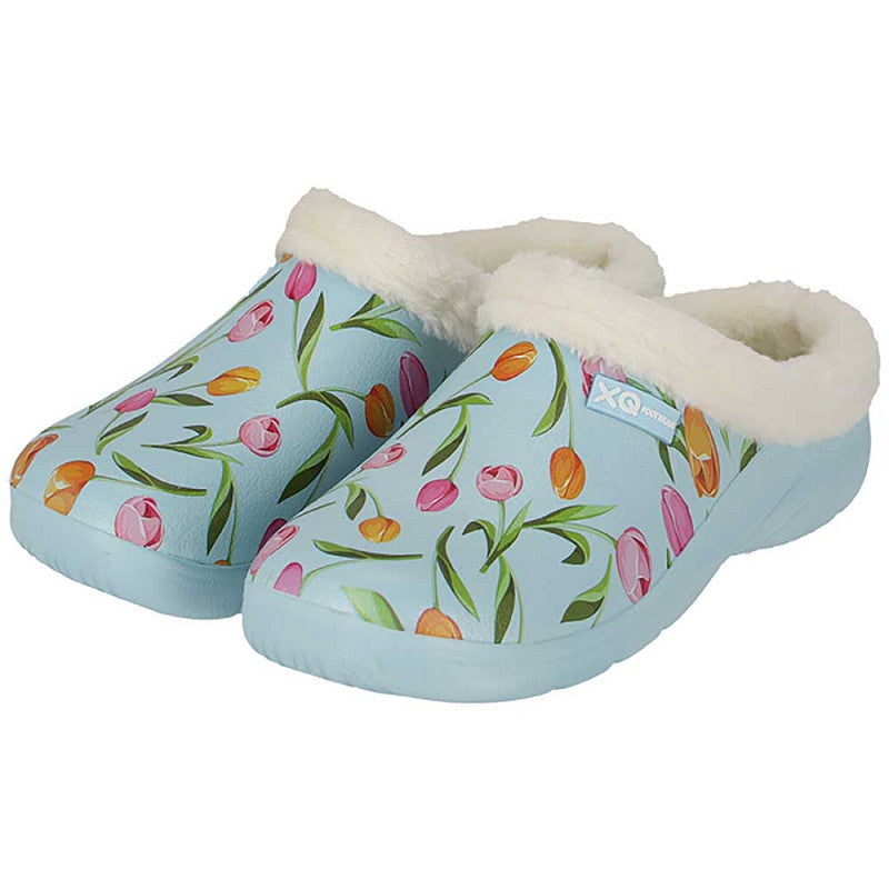 De XQ Tuinklompen Dames - Met Bontje & Tulpenprint zijn lichtblauwe damesklompen met een zachte voering van imitatiebont en een kleurrijk tulpenpatroon in roze, oranje en geel.