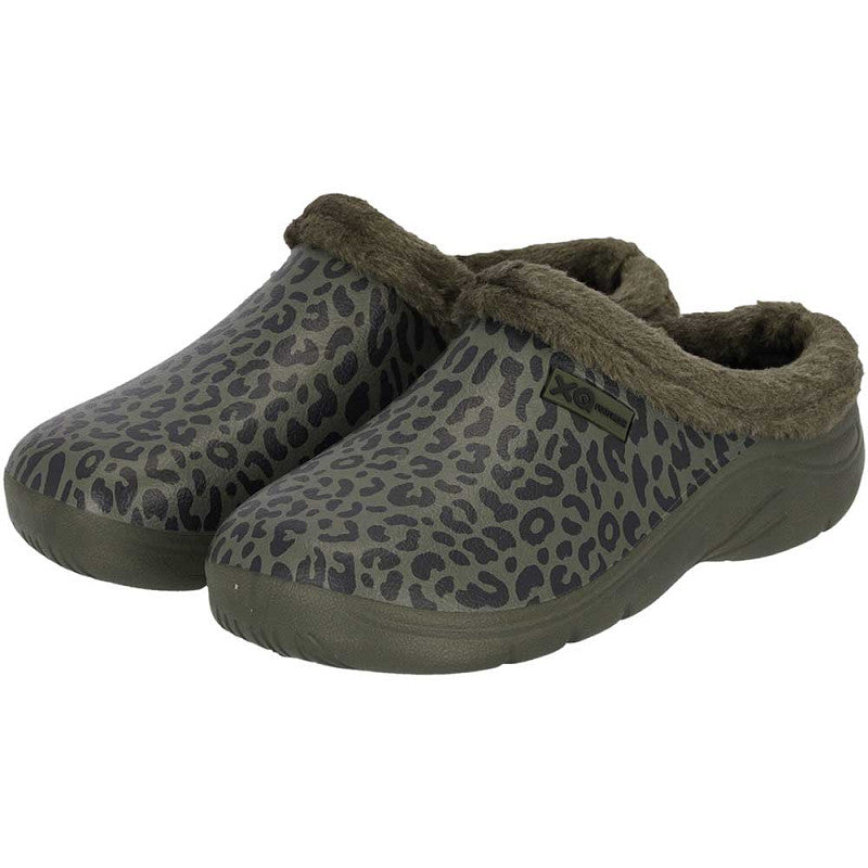 Een paar XQ Tuinklompen Dames Met Bontje in camouflagegroene luipaardprint, met warme bontvoering rond de opening en een waterafstotende afwerking, licht schuin gezien.