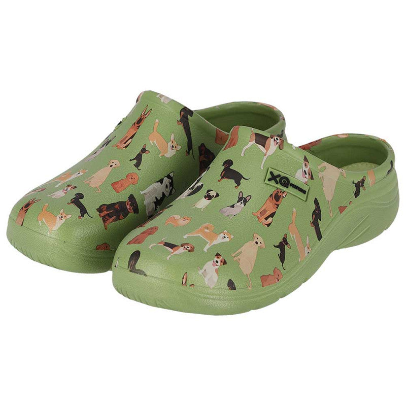 Een paar XQ Tuinklompen Dames met Dierenprint - Honden, met een groen ontwerp versierd met kleurrijke hondenillustraties.