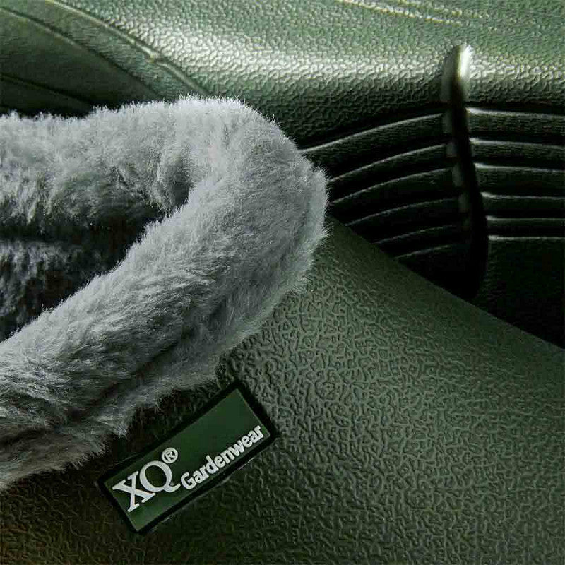 Een close-up van de XQ Tuinklompen Heren Met Bontje Olijfgroen laat het getextureerde ontwerp, de zachte grijze harige voering en het XQ Footwear label zien. Een andere vergelijkbare lichtgewicht instapmodel heren tuinschoen is gedeeltelijk zichtbaar op de achtergrond.
